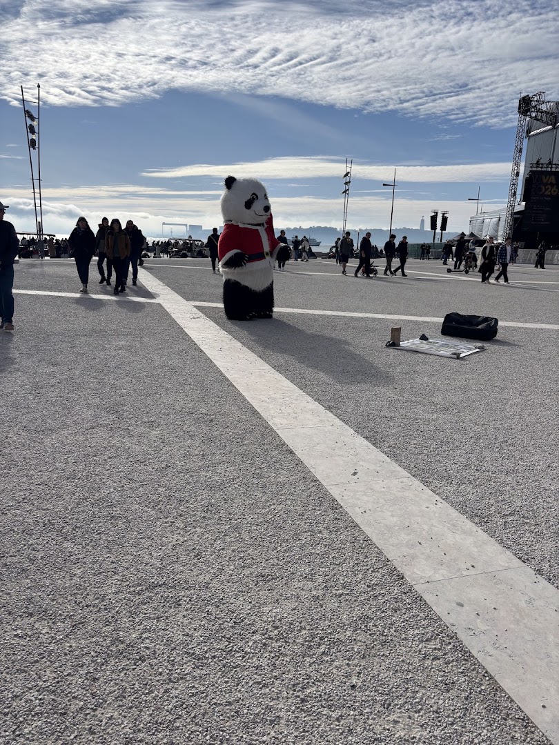 Praça do Comércio with a street performer and event stage on December 31, 2025